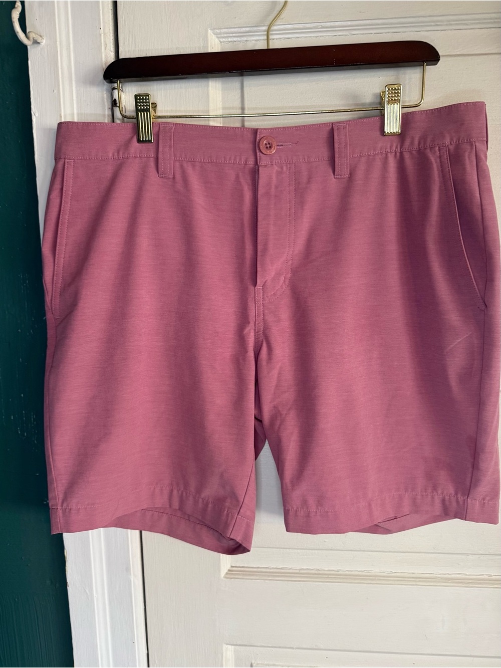 Travis Mathew Men's Casual dark rose golf Shorts. Waist 34”